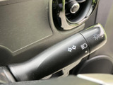 操作しやすい位置に配置され、直感的に操作できます。安全確認とスムーズな車線変更をサポートします。