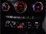 MINIの内装はとにかく『円』に拘ったデザインコンセプトが一目で伝わってきます。これほど円形に拘った車は他に御座いません。伝統のデザイン、トグルスイッチなど遊び心のある内装で御座います。