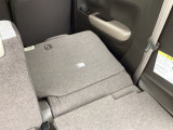 リアシートは簡単に倒すことができるので、ラゲッジルームも広がります。
