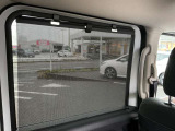 後席にはロールサンシェードが装備されていて、日ざしが眩しい時などにスッと引き出せます。