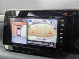 上空から見下ろしたような映像で、駐車や狭い道での運転をサポート。MOD(移動物 検知)機能付きで、周囲の安全性も高めます
