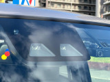 【スマートアシスト】走行中に前方の車両等を認識し、衝突しそうな時は警報とブレーキで衝突回避と被害軽減をアシスト。より安全にドライブをお楽しみいただけます。