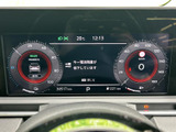 洗練されたデザインのメーターパネルが、運転に集中できる快適な空間を実現。車両情報をひと目で確認できます。