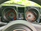 視認性の高いメーター類が、運転に必要な情報を的確にお知らせします。走行距離も確認できます。落ち着いた色合いが、運転に集中しやすい環境を作ります。