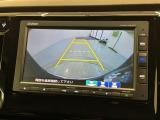 リバースギアに入れるだけで後方の表示へ切り替わります。夜間や雨の日の駐車も楽になりますよ。