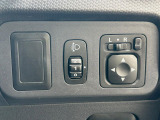 【電動格納ミラー】サイドミラーは電動格納式となっており、狭い駐車場でもキズがつくリスクを抑えられます。