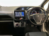 運転席周りのレイアウトをご覧ください。ナビゲーションが綺麗に装着されすっきり収まってますね!