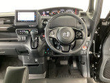 【ハンドル】運転にかかわる様々な操作を安全に行えるように視点移動が少なく操作性に配慮されたスイッチ類が凝縮されたコックピットです。