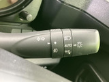 操作しやすい位置に配置されたウインカーレバー。スムーズな操作で、安全な車線変更をサポートします。指先で直感的に操作可能です。