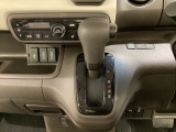 CVT車のセレクトレバーです。低速から高速まで、変速ショックのないスムーズな走りを実現するとともに、エンジン効率のよい領域を維持することで燃費にも貢献します。