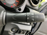 操作しやすいウインカーレバーで、安全な車線変更をサポート。直感的に操作できるため、運転に集中できます。夜間も視認性が確保されています。