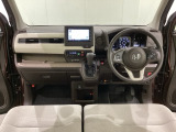 車内は光触媒抗菌消臭施工済です。インパネ周りはスタイリッシュなデザインで機能や装備も充実しています。グローブボックスやカップホルダーのほかにトレーなどたくさんの収納スペースが付いています。