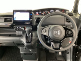 【ハンドル】運転にかかわる様々な操作を安全に行えるように視点移動が少なく操作性に配慮されたスイッチ類が凝縮されたコックピットです。