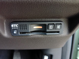 ETC付。高速道路の料金所はキャッシュレスで通過です。ご納車後すぐにお使い頂けるようセットアップしてのお渡しとなります。視認性もよく操作しやすいインパネ回りのスイッチ類です。