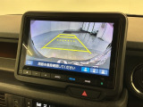 リバースギアに入れるだけで後方の表示へ切り替わります。夜間や雨の日の駐車も楽になりますよ。