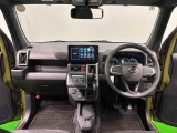 ダークシルバーの差し色&カモフラージュ柄のシートが気分を高める運転席に加えてUV&IRカット機能付きフロントガラスの面積や位置取りが良く、高いアイポイントで前方・右前・左前方向の見通しがいいですよ!