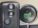 【キーフリーシステム】カバンやポケットに入れたままでもドアの施錠・解錠が可能なスマートキーを装備。エンジンのオン・オフ時もカギを取り出す必要が無いからとっても便利です♪