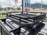 スズキ純正のINNO製ベースキャリア&カーゴアタッチメントも付いてキャンプシーンでも大活躍の予感!