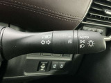 【オートライト】車のセンサーが周囲の明るさを感知し、自動でヘッドライトを点灯・消灯する機能です。この機能は夕暮れ時の交通事故が多い時間帯の安全性を高めてくれます。