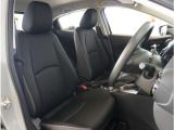 【清潔感のある運転席&助手席】隅々までクリーニングの行き届いた運転席&助手席。目立ったシミや汚れ等もございません。快適なドライブをどうぞ。