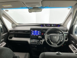【前方視界】開放的な前方視界!運転がしやすく疲れにくいです♪窓が大きく、見通しがとっても良いおクルマですよ♪