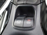 「HOLD」スイッチを押し、システムONの状態にしておくことで、渋滞や信号待ちなどでブレーキを踏んで停車した時にブレーキを保持。アクセルを踏むと解除されます。