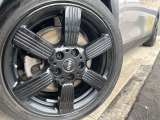 ●純正アルミホイール:輸入車ならではの卓越した走りを支えるホイールと足回りです!日本車の走りに慣れている方にもぜひ体感して頂きたいほど、高いレベルでまとまっています!