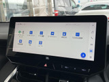 見やすい大型ディスプレイが、運転中の情報収集をサポート。多彩な機能で快適なドライブを演出します。スマホ連携機能も搭載しており、便利です。