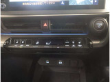 お車のキーはスマートキーです。キーを身につけた状態で車に近づき、ドアロックの解錠や施錠操作が出来ます。雨の日など両手がふさがっている時など、とっても便利ですね。