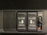 リアドアは乗り降りに便利な両側電動スライドドアです。また運転席に座っていながらスイッチ操作で自在にスライドドアを開け閉めできます。