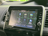 お気に入りの音楽を、高音質で楽しめます。CDやSDカード、Bluetoothなど、様々なメディアに対応。ドライブ中のエンターテイメントを充実させてくれます。