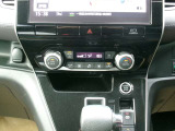 快適オートエアコン付♪設定温度をキープし車内を快適な温度に保ちます♪