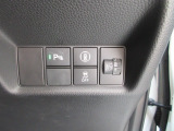 パーキングセンサーや横滑りを防ぐVSA等のスイッチ類は運転席の右側、手の届きやすい位置にあります。