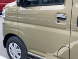 運転席からの視界も広く、運転しやすい空間設計です。操作性にも優れ、快適なドライブをサポートします。