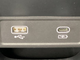 セレクトレバーの下に、スマートフォンなどの充電可能なUSB端子と、音源などの外部入力の可能なUSB端子がついています。移動中に充電もできるので便利です。