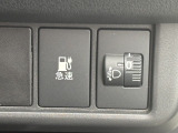 [ VSA (ABS+TCS+横すべり抑制) ]すべりやすい道や、障害物・割り込み車を避けるため急ハンドルを切った時に起こりがちなクルマの姿勢の乱れを抑制し、運転にゆとりをもたらします。