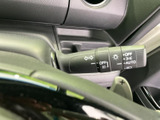 操作しやすいウインカーレバーで、スムーズな車線変更をサポートします。直感的な操作感で、安全運転をサポートします。