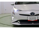 プリウスの特徴あるシャープな切れ長ヘッドライトはLED。周囲の明るさを感知して点灯・消灯するオートライト搭載。オートハイビームも搭載していますので面倒なヘッドライトの切替えは不要です。