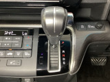 CVT車のセレクトレバーです。低速から高速まで、変速ショックのないスムーズな走りを実現するとともに、エンジン効率のよい領域を維持することで燃費にも貢献します。