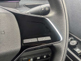 ハンズフリー通話やボイスコマンド(音声操作)の開始スイッチが配置されています。運転に集中しながら、安全に通話などが可能です。