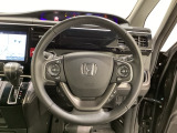 ハンドルにHondaセンシング系のクルーズコントロールやレーンキープアシストなどのスイッチと、オーディオの操作スイッチが装備されています。ハンドルから手を離さず安全に操作できます。