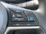 プロパイロットを装備☆アクセル、ブレーキをコントロー ルして前のクルマとの車間距離を保つ手助けをします。 白線を検知し、ハンドルをコントロールして直線道路、カーブにおいても運転支援してくれます!!