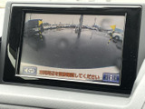 バック時の安全確認をサポートするバックモニター。狭い道や駐車場でも、より安心して駐車操作を行うことができます。