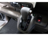 インパネシフトだから視線の移動も少なく足元もスッキリ♪運転席もゆったりしているのでゆとりを持ってドライブできますね!