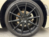 RZ専用装着のマットブラック塗装の18インチアルミホイール!タイヤサイズは215/40R18となります。