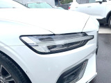 【LEDヘッドライト】悪天候や夜間走行時も良好な視界を確保し、安心して運転できる高輝度LEDヘッドライト!北欧神話に登場する「トールハンマー」をモチーフにした、一目でボルボとわかるデザインです。
