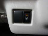 シートヒーターは、シートに内蔵された電熱線で座面を温める装備です。エアコンと違って、すぐに温まり、乾燥しにくいのが特徴です。個別にON/OFFできるので、搭乗者の好みに合わせられます。
