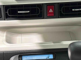 手の届くところにスマートフォンが置けるインパネセンタートレイ