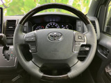握りやすいステアリングは、長距離運転でも疲れにくい設計。操作性も高く、快適なドライブをサポートします。