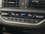 【オートエアコン】一度お好みの温度に設定すれば、車内の温度を検知し風量や温度を自動で調整。暑い&hellip;寒い&hellip;と何度もスイッチ操作をする必要はありません。快適な車内空間には必須の機能ですね♪